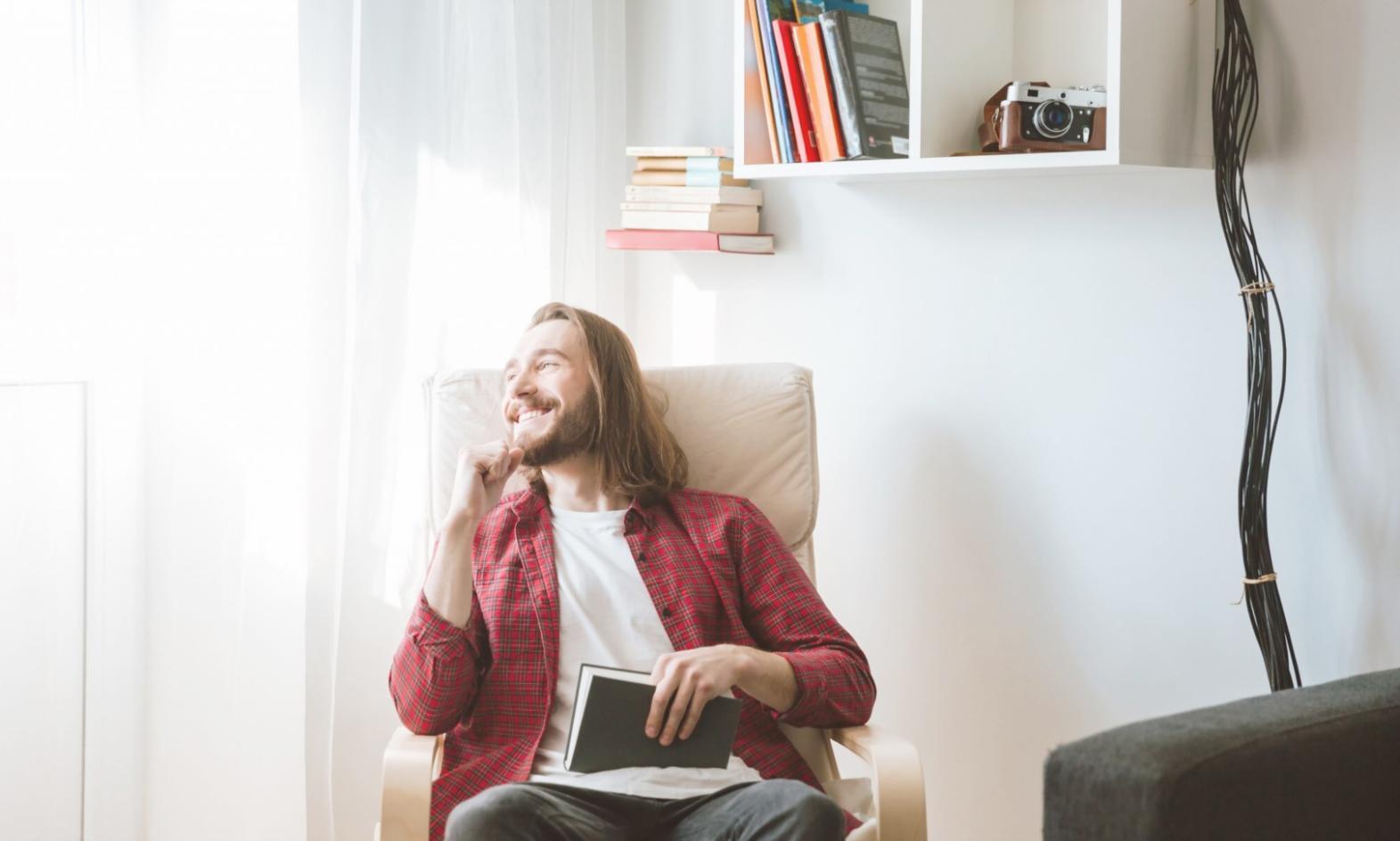 Equipo trabajando en análisis de datos financieros