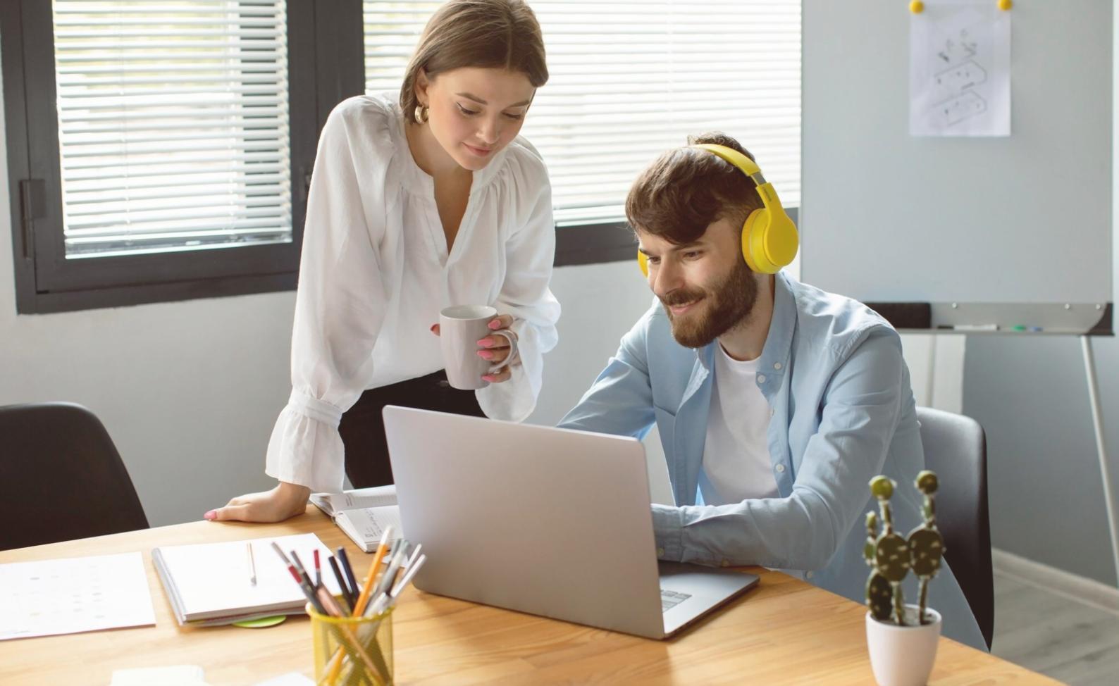 Equipo empresarial aplicando conocimientos financieros en proyecto real