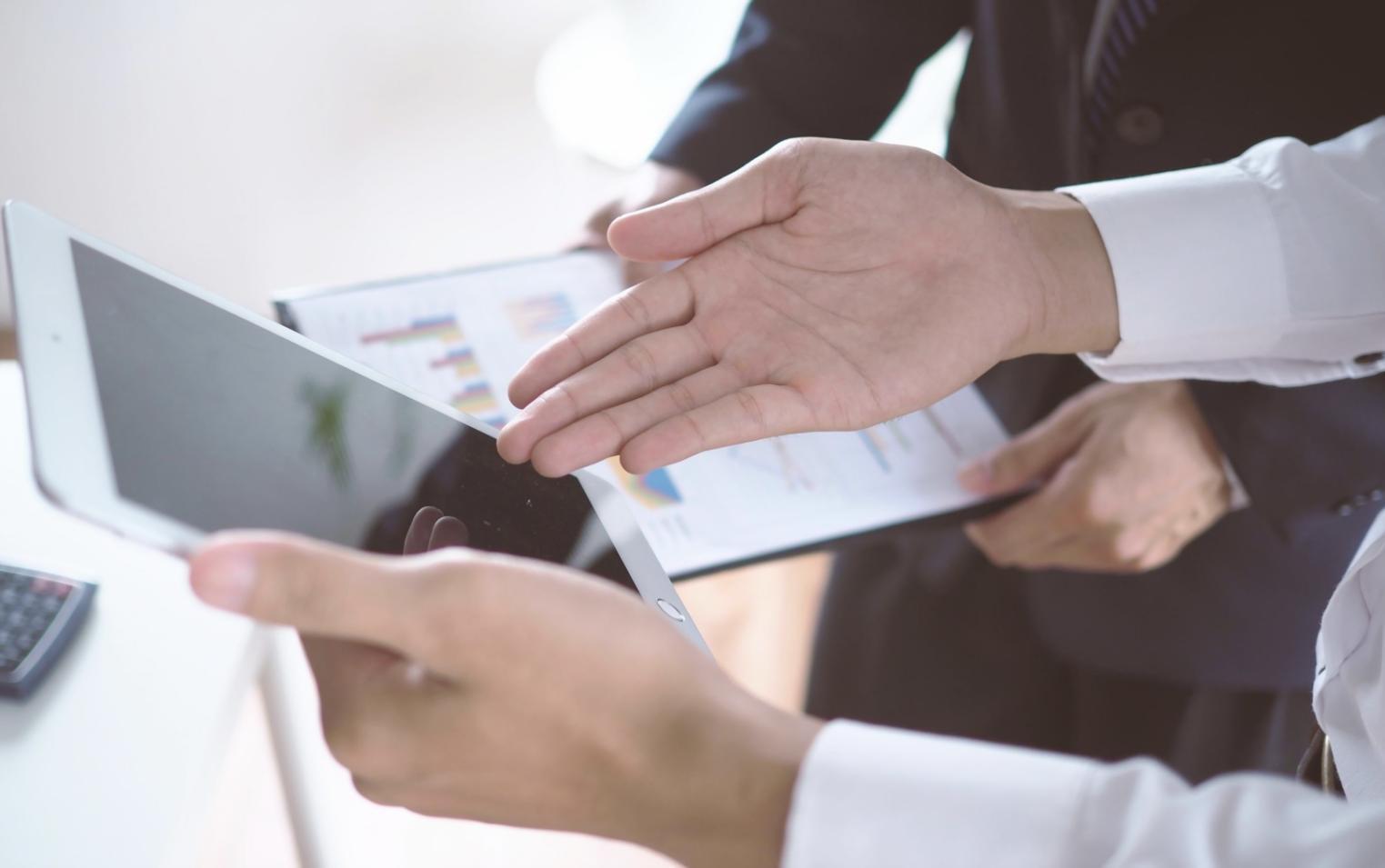 Profesionales trabajando en estrategia financiera