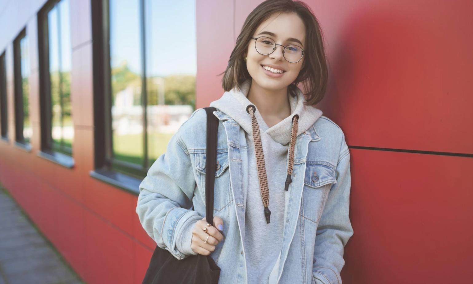 Equipo empresarial trabajando en análisis financiero estratégico